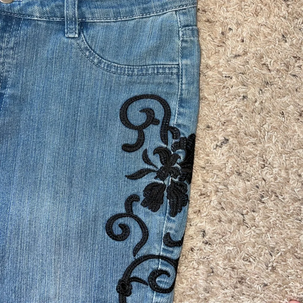 Black Floral Embroidered Jeans - Picture 3 of 8